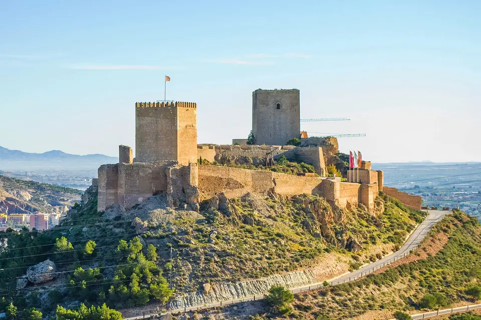 Castillo de Lorca, la Fortaleza del Sol, sobre el cerro y la ciudad