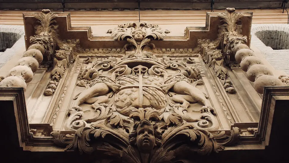 Detalle barroco tallado en piedra de la portada del Palacio de Guevara