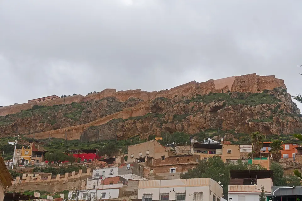 Murallas del Castillo de Lorca vistas desde la calle Eliodoro Puche