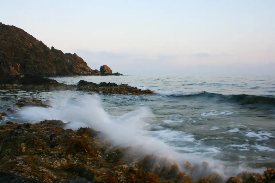 Olas rompiendo en las rocas de Puntas de Calnegre