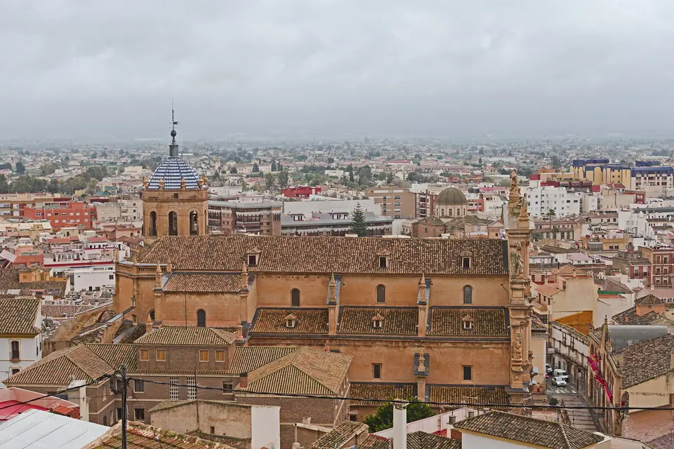 Colegiata de San Patricio y tejados de Lorca hacia la vega