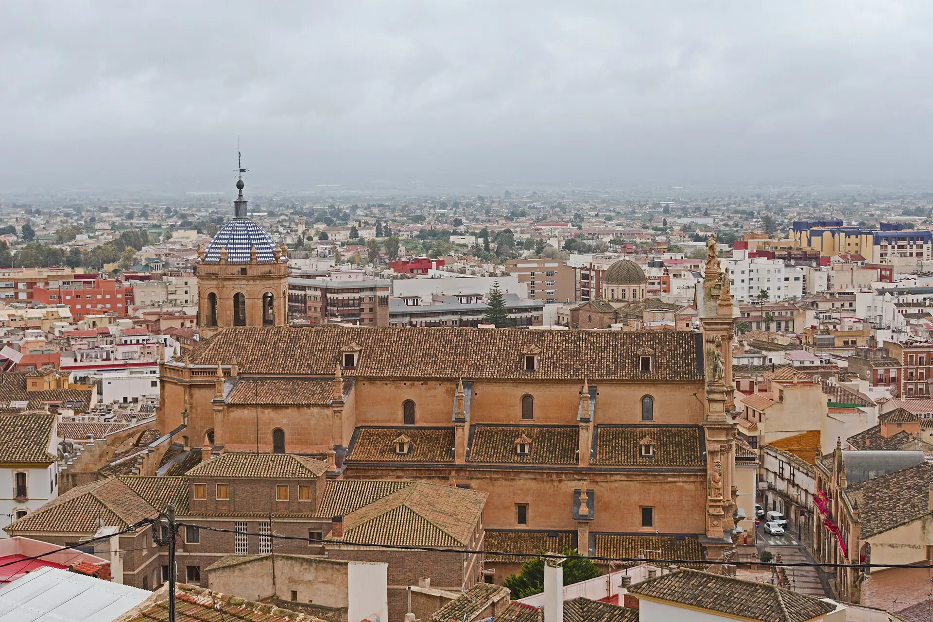Colegiata de San Patricio y tejados de Lorca hacia la vega