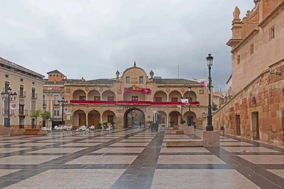 Ayuntamiento de Lorca y Plaza de España con su pavimento ajedrezado