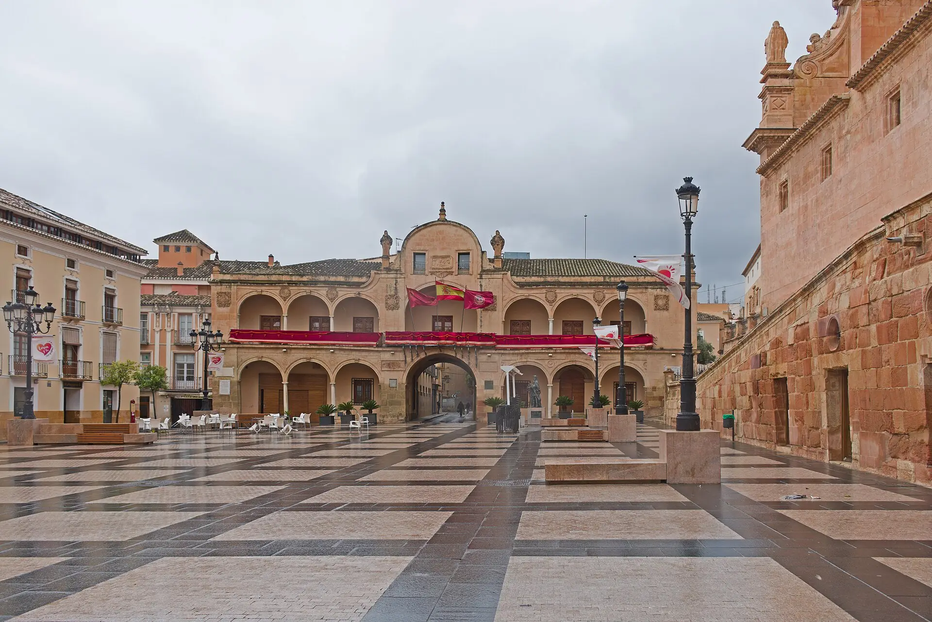 Ayuntamiento de Lorca y Plaza de España con su pavimento ajedrezado