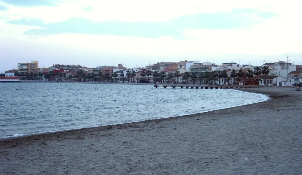 Aguas tranquilas de la playa del Espejo