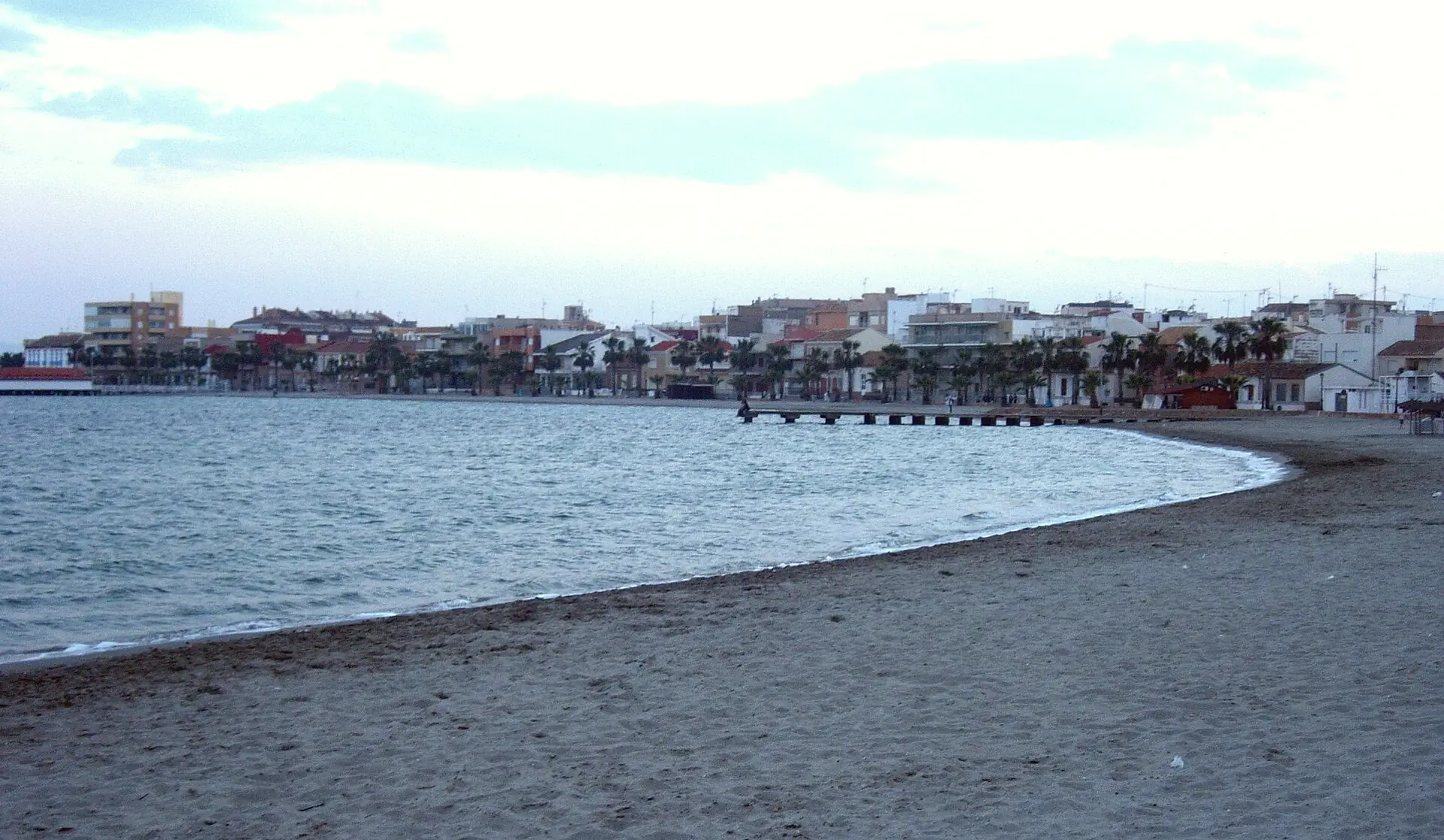 Aguas tranquilas de la playa del Espejo