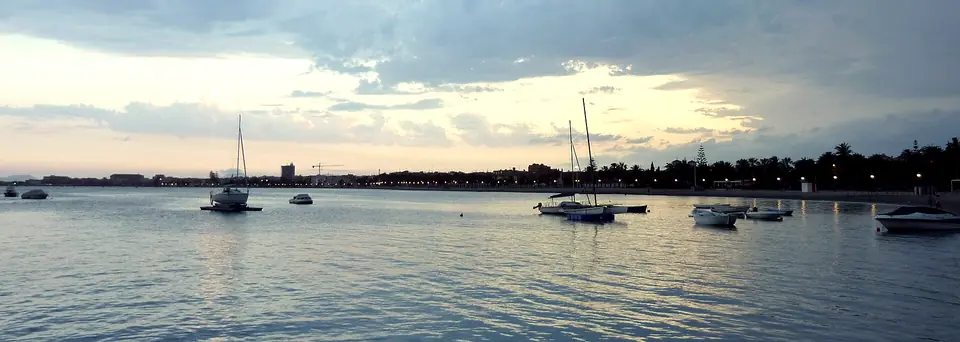 Veleros fondeados en el Mar Menor al anochecer frente a Los Alcázares