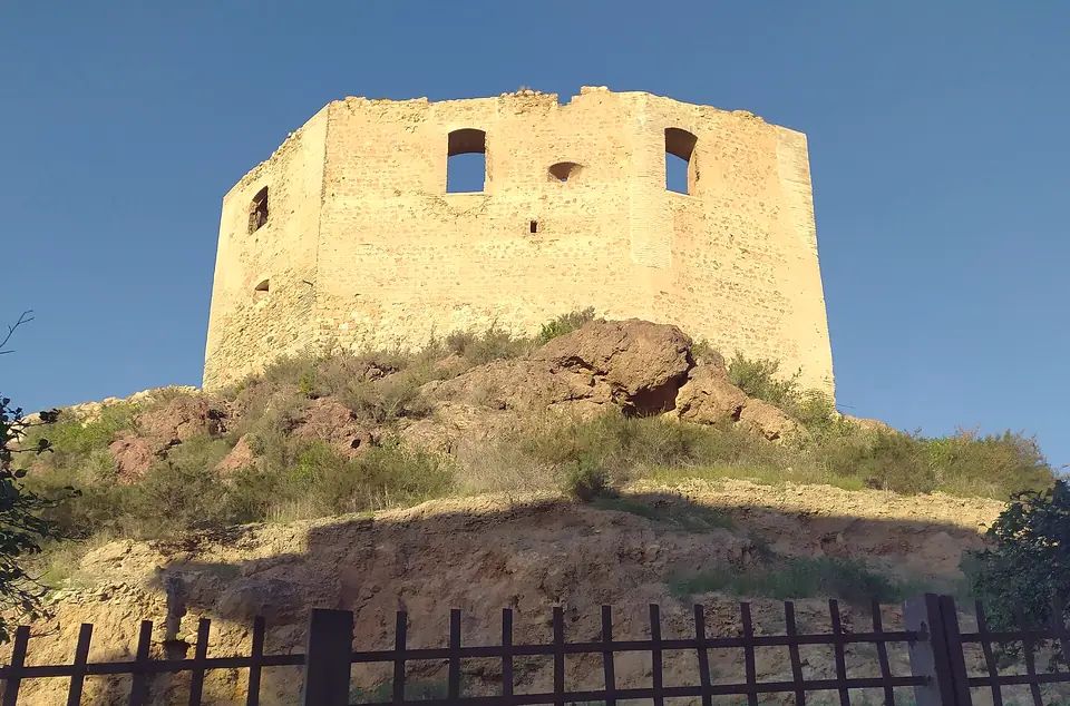 Restos del Castillo de los Vélez sobre el casco urbano de Mazarrón