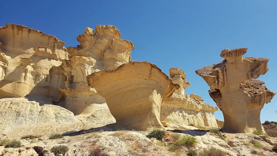 Formaciones de arcilla esculpidas por el viento en las Gredas de Bolnuevo