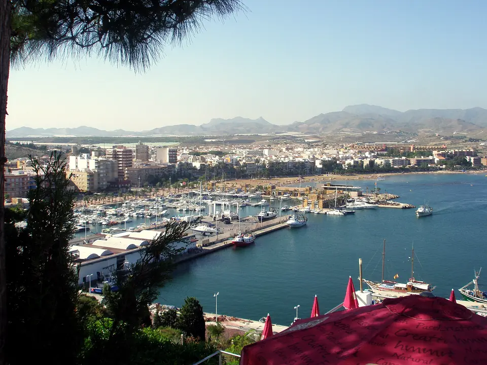 Barcos amarrados en el puerto de Mazarrón