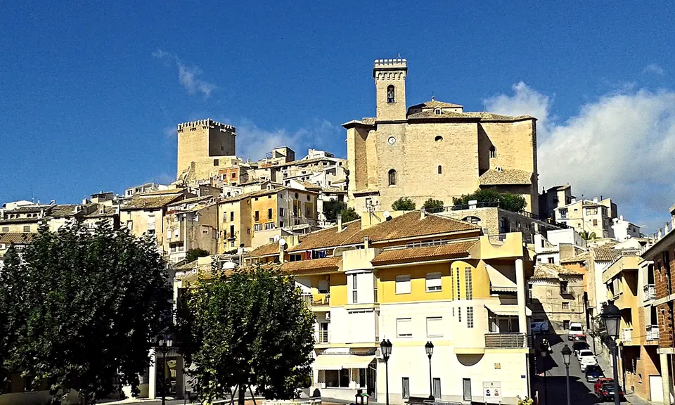 Torre del homenaje del castillo de Moratalla sobre el caserío