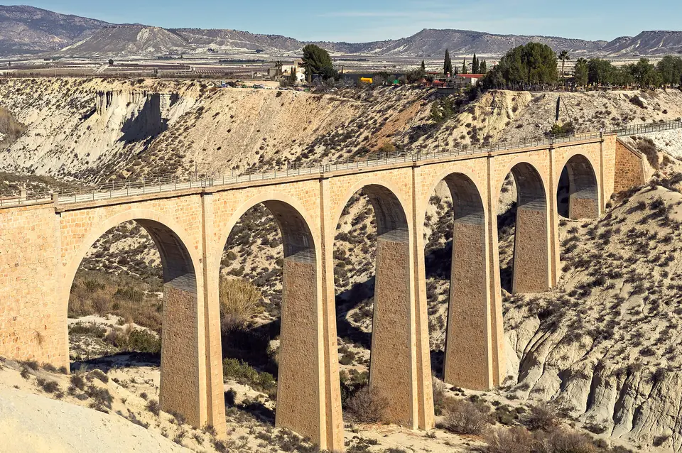 Puente viejo de arcos sobre el río Mula en Los Baños de Mula
