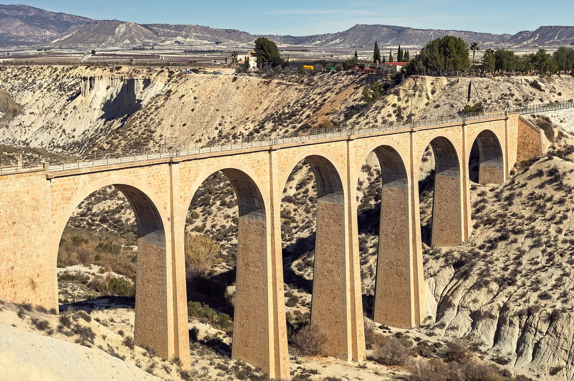 Puente viejo de arcos sobre el río Mula en Los Baños de Mula