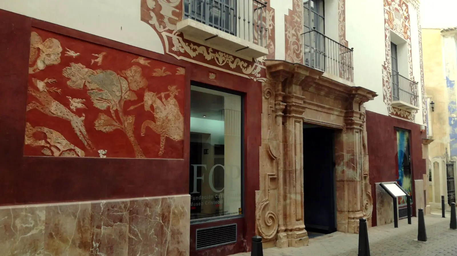 Fachada de la Casa Pintada, palacio barroco de 1770 en Mula