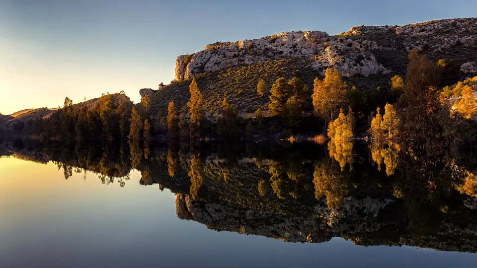 Lámina de agua del embalse de La Cierva entre montes