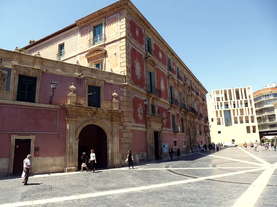 Plaza del Cardenal Belluga con la catedral y el Palacio Episcopal