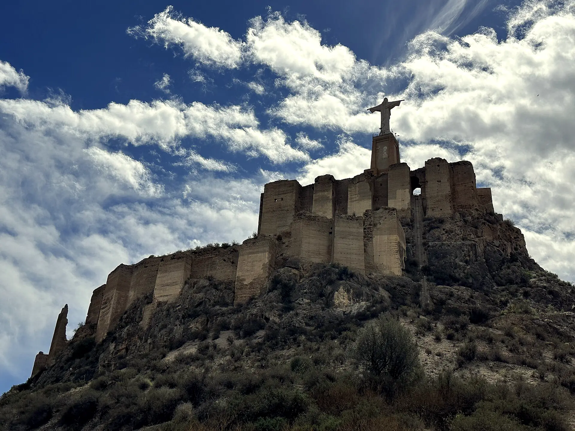 Castillo de Monteagudo sobre su cerro rocoso, al norte de la huerta
