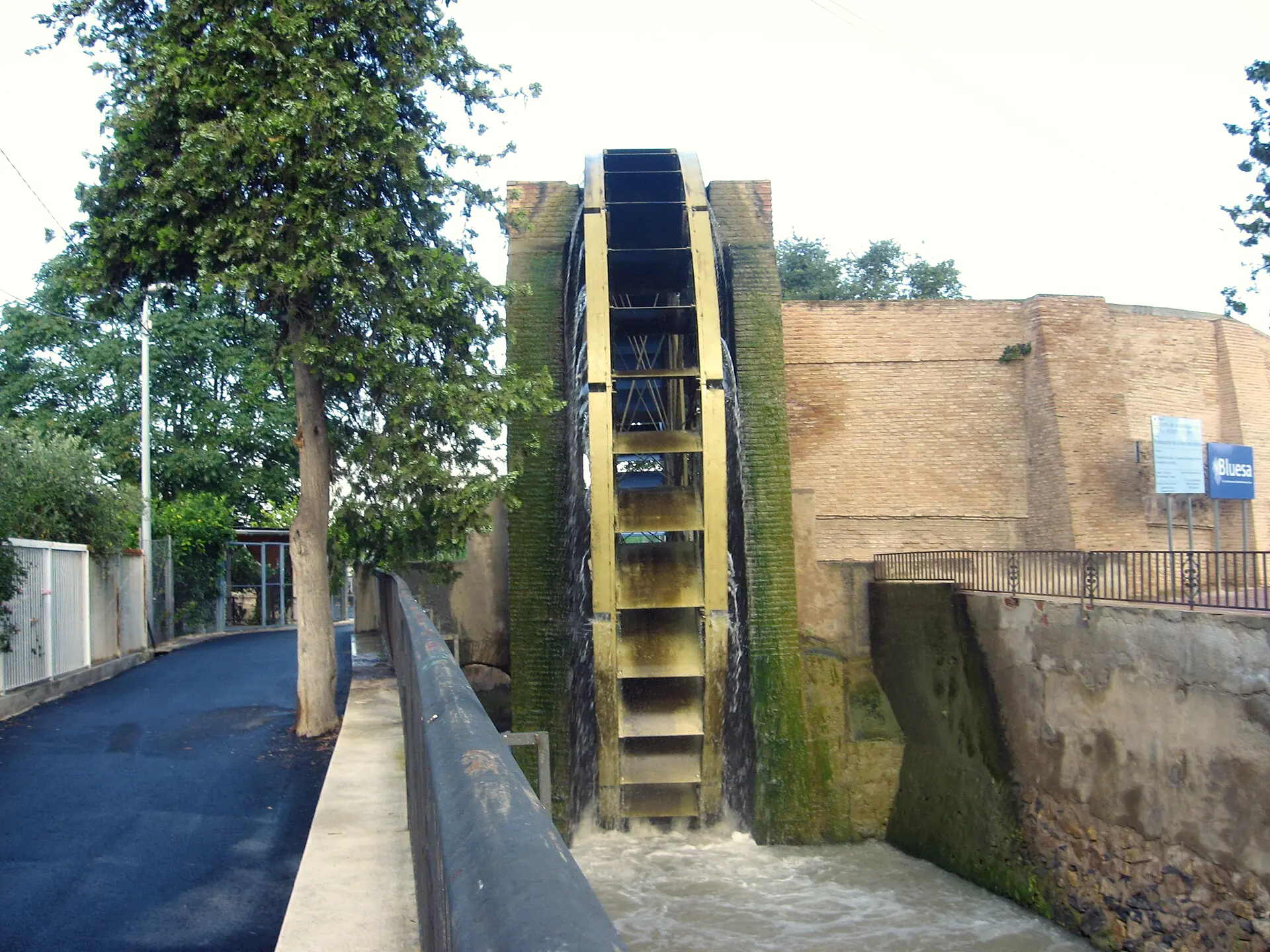 Gran noria de La Ñora sobre la acequia, en plena huerta de Murcia
