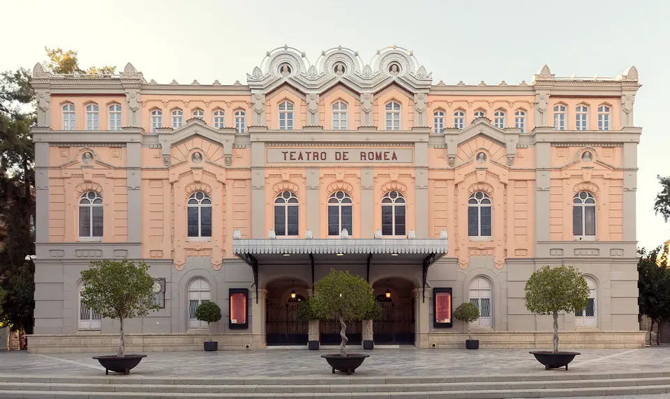 Fachada del Teatro Romea, inaugurado en 1862