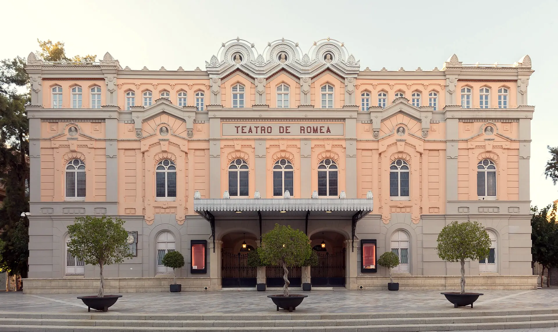 Fachada del Teatro Romea, inaugurado en 1862