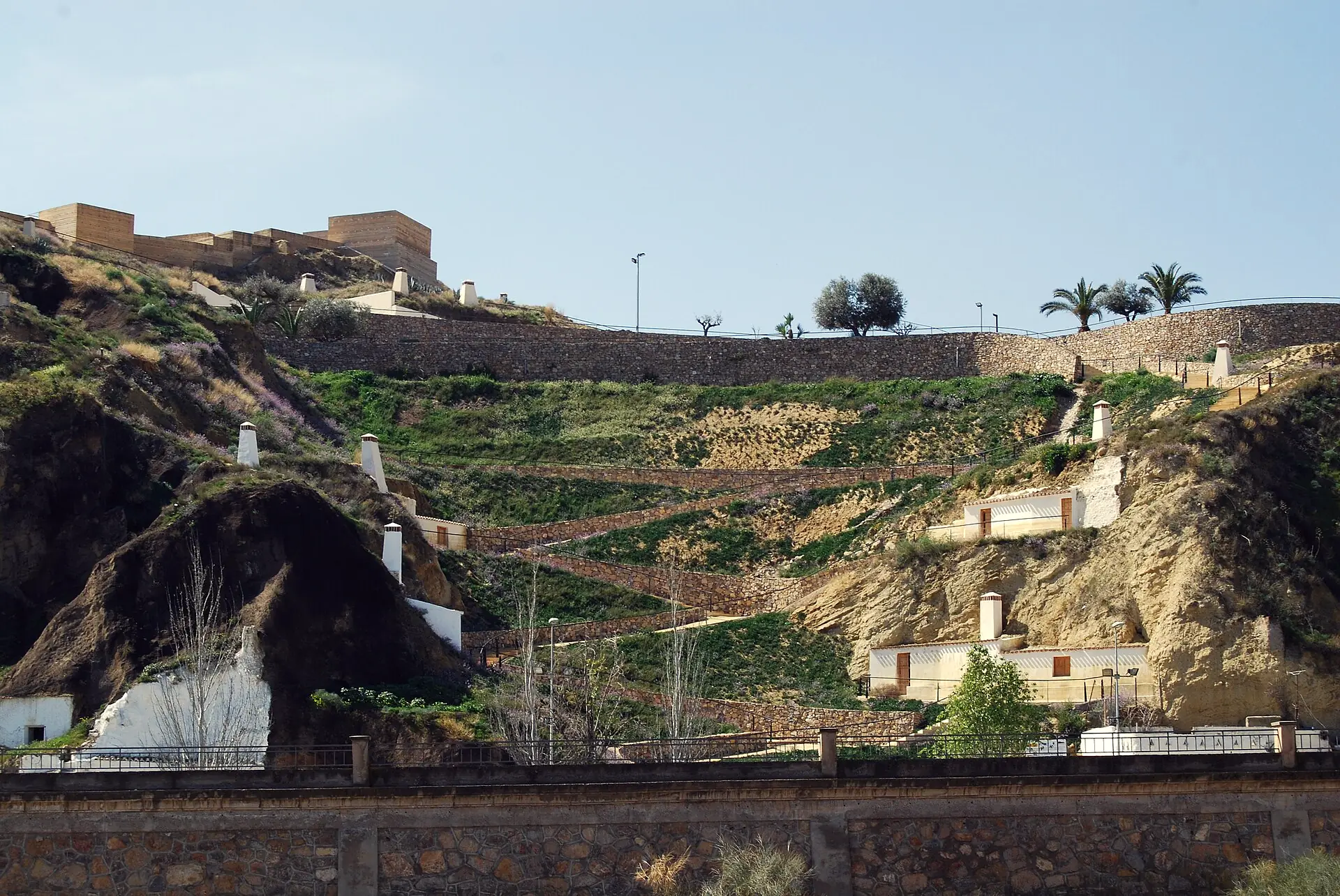 Casas cueva excavadas en el cerro del Castellar