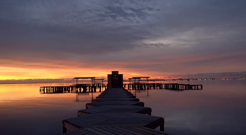 Balneario de madera sobre el Mar Menor en Santiago de la Ribera