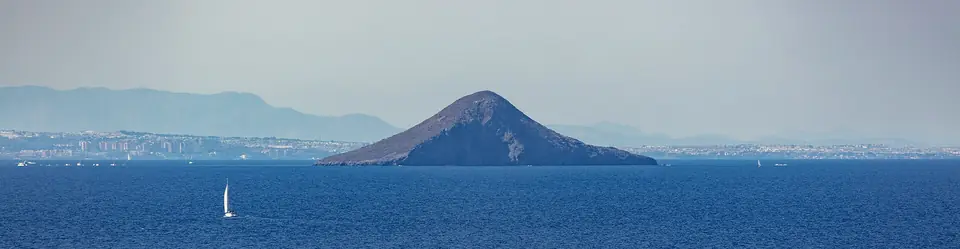 Isla Grosa frente a la costa mediterránea de La Manga