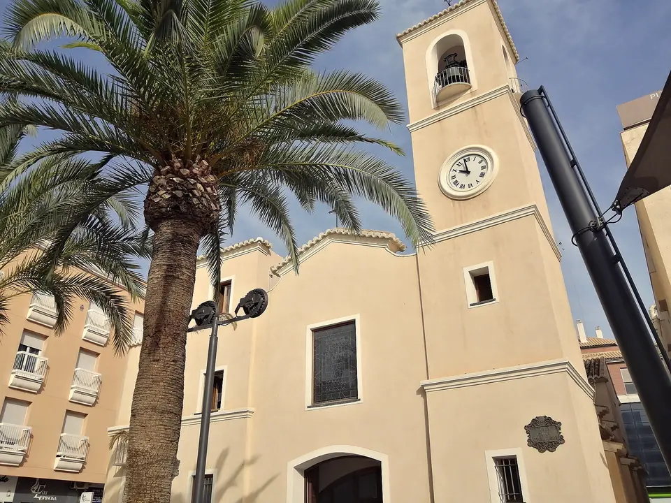 Iglesia de San Pedro Apóstol en la Plaza de la Constitución