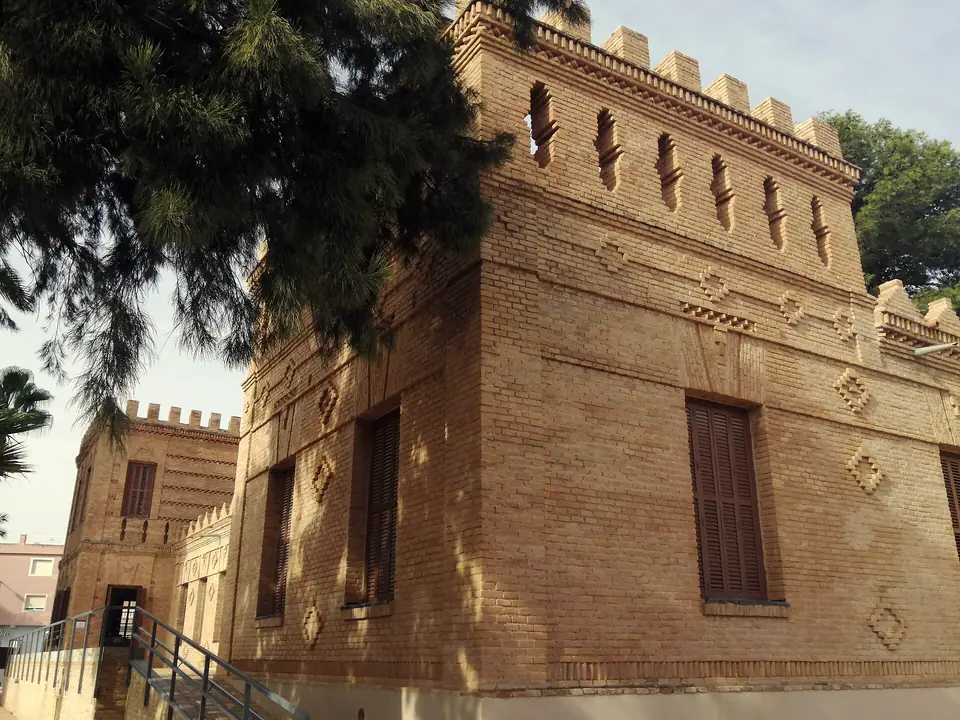Fachada neomudéjar del palacio del Barón de Benifayó, sede del Museo Municipal
