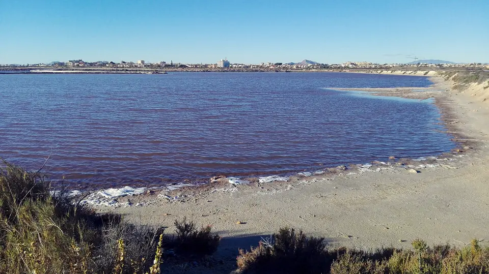 Estanques de las salinas con el agua teñida de rosa