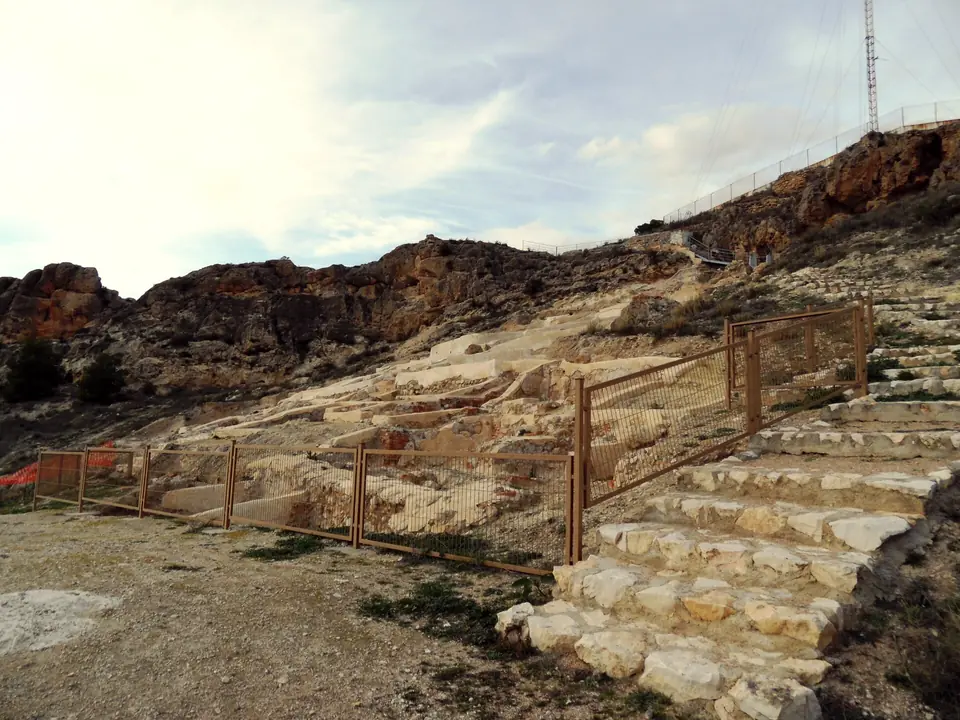 Restos de la fortaleza andalusí de Hisn Yakka en el cerro del Castillo