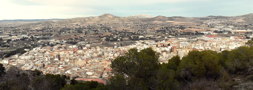 Santuario del Castillo sobre el cerro que domina Yecla